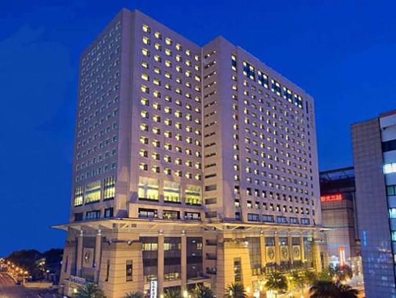 座落於台南市菁華地區的五星級大億麗緻酒店熄燈近3年，將由福泰國際旅館管理顧問公司接手，預定2025年第一季開幕。（國泰人壽提供）中央社記者張榮祥台南傳真  112年5月26日