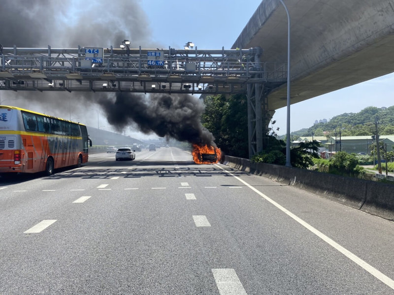 國道1號北向47公里處桃園路段26日下午發生火燒車，74歲許姓男駕駛發現車輛異狀後緊急跳車，幸未受傷。（警方提供）中央社記者葉臻傳真  112年5月26日