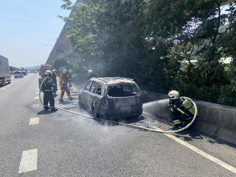 國道1號北向47公里桃園路段26日下午一輛自小客車起火燃燒，警消獲報立即到場救援，將火勢撲滅。（警方提供）中央社記者葉臻傳真  112年5月26日