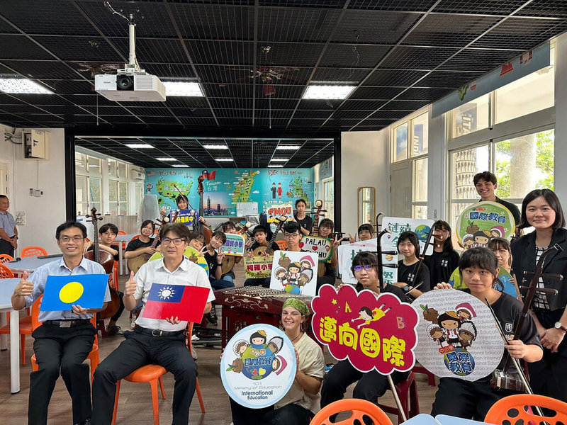 澎湖縣馬公國中及龍門國小2校日前與帛琉共和國柯羅小學透過視訊連線，簽訂國際姊妹校合作備忘錄（MOU），未來將不定期互訪，增進國際教育交流，也象徵3校國際教育寫下嶄新里程碑。（澎湖縣政府提供）中央社  112年5月26日