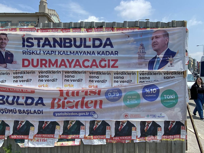 土耳其14日舉行總統選舉，現任總統艾爾段雖然以近5個百分點領先主要對手基里達歐魯，但這是他執政20多年以來首次未能於第一輪勝選，兩人將於28日再次對決。圖為街頭懸掛艾爾段競選海報。 中央社記者鍾佑貞伊斯坦堡攝 112年5月26日