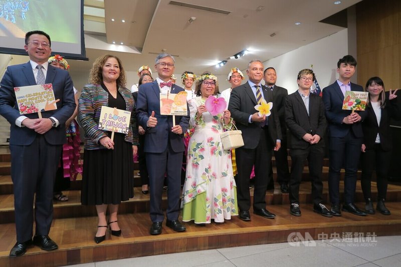 駐紐約辦事處25日舉辦晚會慶祝亞太裔傳統月，處長李光章（前排左3）和馬紹爾駐聯合國常任代表卡布亞（前排左4）、吐瓦魯駐聯合國常任代表法雷佛（前排右4）等賓客合影。中央社記者尹俊傑紐約攝  112年5月26日