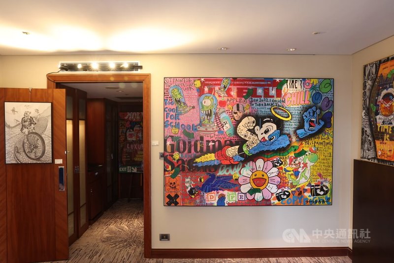 第4屆WHATZ國際當代藝術博覽會26日在台北喜來登大飯店9樓登場，本次參展單位之一「丁丁藝術空間」使用兩房聯通的空間，營造舒適寬敞的觀展環境。中央社記者趙世勳攝 112年5月26日