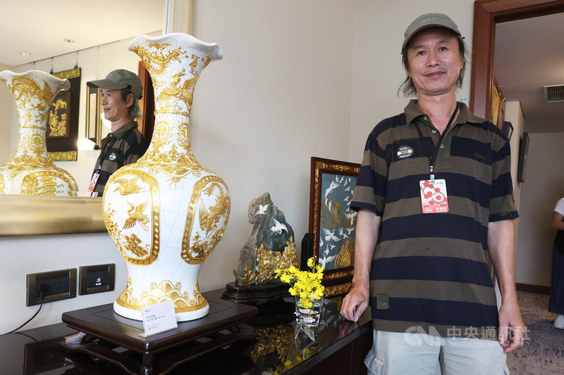 2023WHATZ國際當代藝術博覽會26日在台北喜來登大飯店登場,參展藝術家顏金益展出精緻漆線工藝作品。中央社記者趙世勳攝 112年5月26日