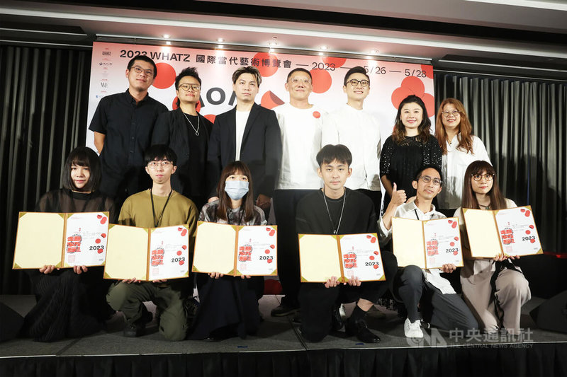 2023年WHATZ國際當代藝術博覽會26日在台北喜來登大飯店登場,WHATZ藝博創辦人邱冠燿(後中)和陳亞昕(後右2)出席,與超新星藝術家徵件活動得獎者合影留念。中央社記者趙世勳攝 112年5月26日