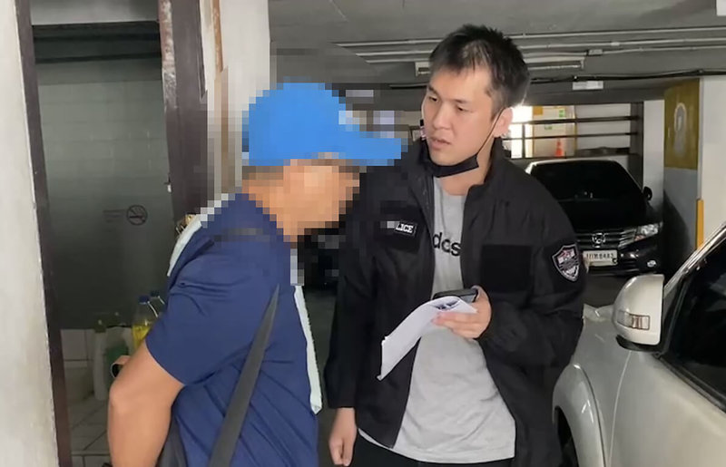 康友-KY財報不實且遭掏空案，前董事長黃文烈（左）潛逃海外被通緝。泰國警方5月24日在曼谷水門區黃文烈的住處逮捕黃文烈。（泰國警方提供）中央社記者呂欣憓曼谷傳真  112年5月26日