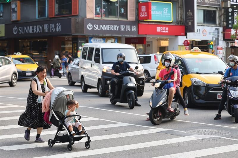 圖為台北市信義路一處路口汽機車停等，禮讓行人優先通行。（中央社檔案照片）