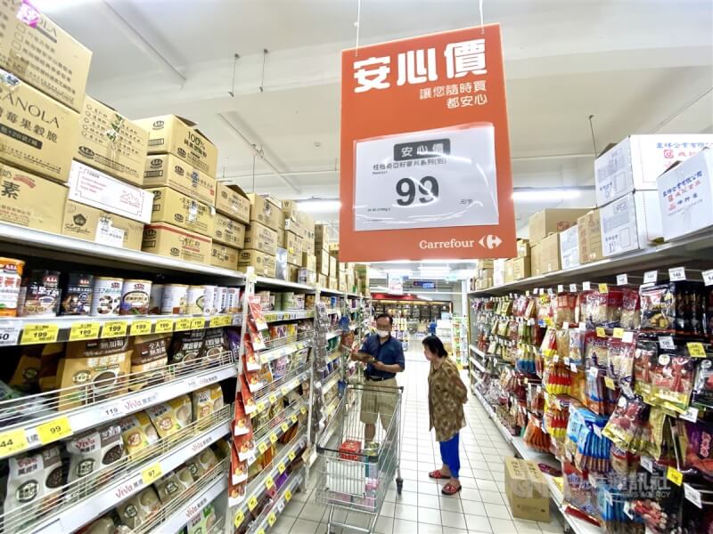 台灣經濟面臨出口下滑與通膨的雙重挑戰，主計總處26日發布最新經濟預測，上修全年消費者物價上漲率（CPI）至2.26%。圖為高雄民眾在鳳山區一處大賣場購物。中央社記者董俊志攝 112年5月26日