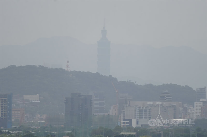 圖為4月18日台北北投區望向101大樓一片灰濛。（中央社檔案照片）