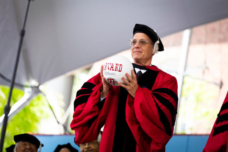 好萊塢巨星湯姆漢克斯在哈佛大學畢業典禮發表演說，並拿著一顆寫有「哈佛」的Wilson排球拍照。（圖取自facebook.com/Harvard）