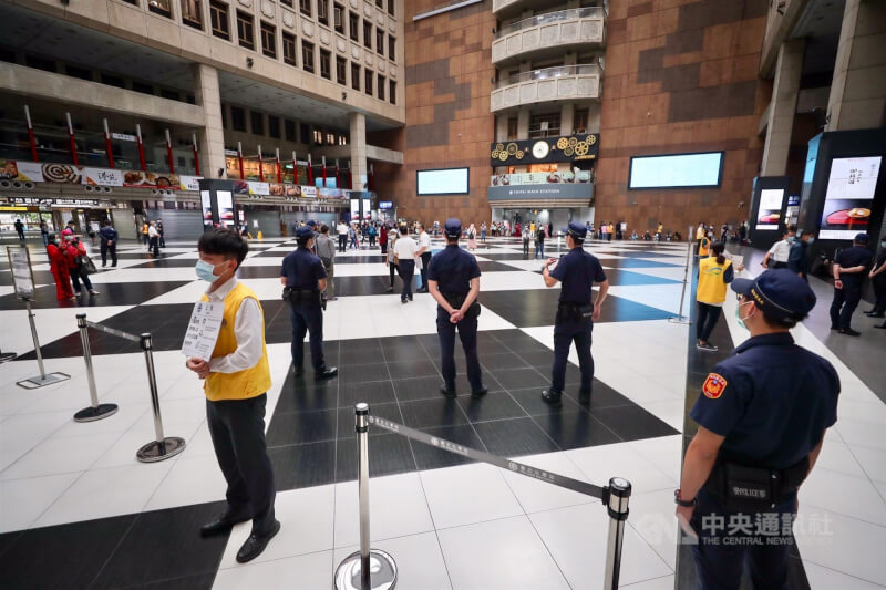 圖為2020年5月台北車站大廳部分區域以紅龍圍起，工作人員與警察駐守勸導民眾防疫。（中央社檔案照片）