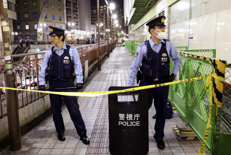 日本東京街頭26日晚間發生槍擊事件，一名50多歲男性在JR町田站附近遭到槍擊，胸腹部多處中彈身亡。圖為警方在現場拉起封鎖線。（共同社）
