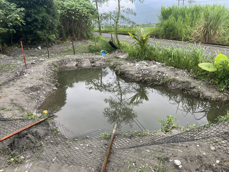 花蓮縣壽豐鄉豐山村26日發生溺水案，1歲黃姓男童掉落家門前魚池內，救起時已沒有呼吸，經送往花蓮慈濟醫院急救後已恢復生命跡象及意識，暫無生命危險，仍在加護病房觀察中。（花蓮吉安警分局提供）中央社記者張祈傳真  112年5月27日