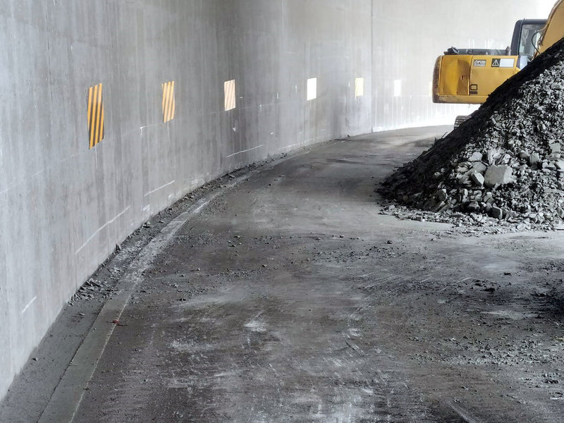 南橫公路栗園附近的哈利普松明隧道邊坡落石，導致雙向道路中斷，27日下午已先搶通1車道，開放讓受困車輛下山，埡口至利稻段目前仍「只出不進」。（關山工務段提供）中央社記者盧太城台東傳真  112年5月27日