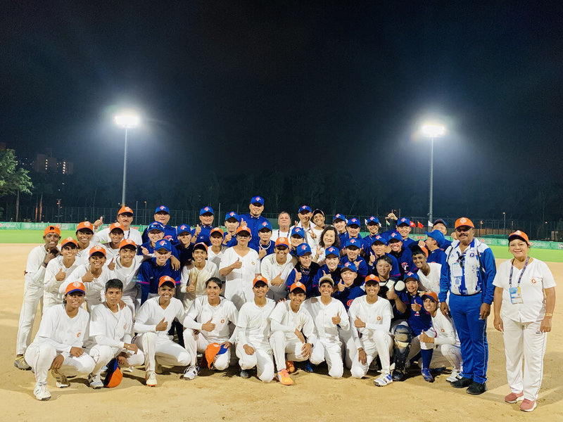 2023年亞洲女子棒球錦標賽持續在香港展開，台灣隊（藍衣）預賽第2戰27日與印度隊（白衣）交手，終場由台灣以11比0拿下2連勝。圖為賽後兩隊球員、教練合影留念。（中華民國棒球協會提供）中央社記者謝靜雯傳真 112年5月27日