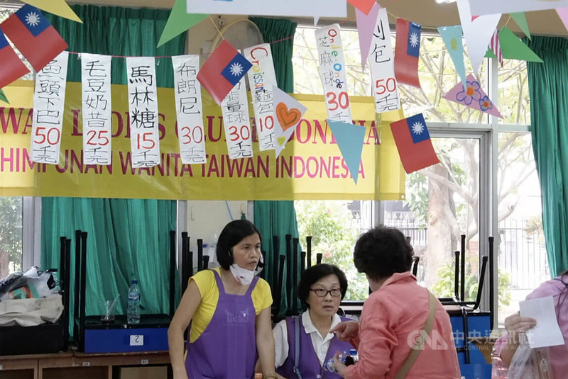 雅加達台灣學校校慶園遊會，多個攤位販賣台灣及印尼小吃，吸引許多家長和學生購買。中央社記者李宗憲雅加達攝  112年5月27日