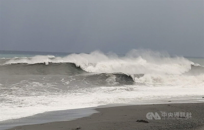 圖為台東地區沿岸海面長浪。（示意圖／中央社檔案照片）