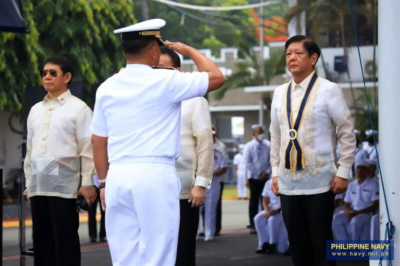菲律賓總統小馬可仕（右）與國家安全顧問安約（左）26日出席菲律賓海軍125週年慶祝活動。（菲律賓海軍提供）中央社記者陳妍君馬尼拉傳真 112年5月26日