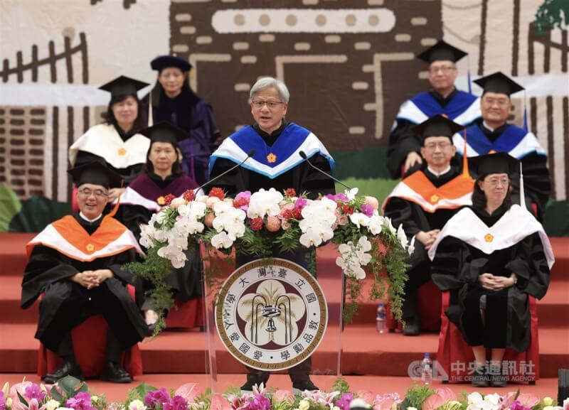 國立台灣大學27日舉辦畢業典禮，有「AI教父」之稱的輝達（NVIDIA）執行長黃仁勳（中）應邀出席致詞。中央社記者張新偉攝 112年5月27日