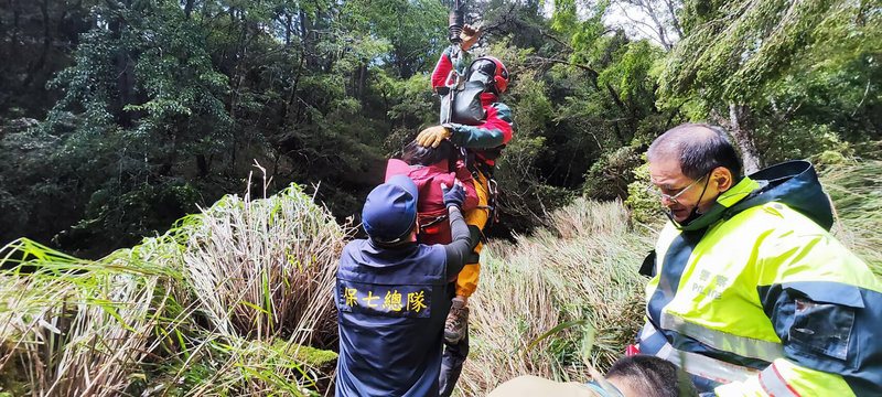 高雄一對夫婦27日攀登花蓮秀林屏風山，54歲江姓妻子出現疑似高山肺水腫症狀，服用藥物後仍未改善，警消獲報馳援並請求空勤支援，下午順利將人吊掛下山送醫。（花蓮縣消防局提供）中央社記者張祈傳真  112年5月27日