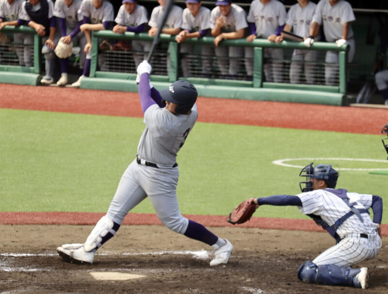 日本花卷東高校高三強打佐佐木麟太郎（左）27日敲出高中生涯至今第130支全壘打。（共同社）
