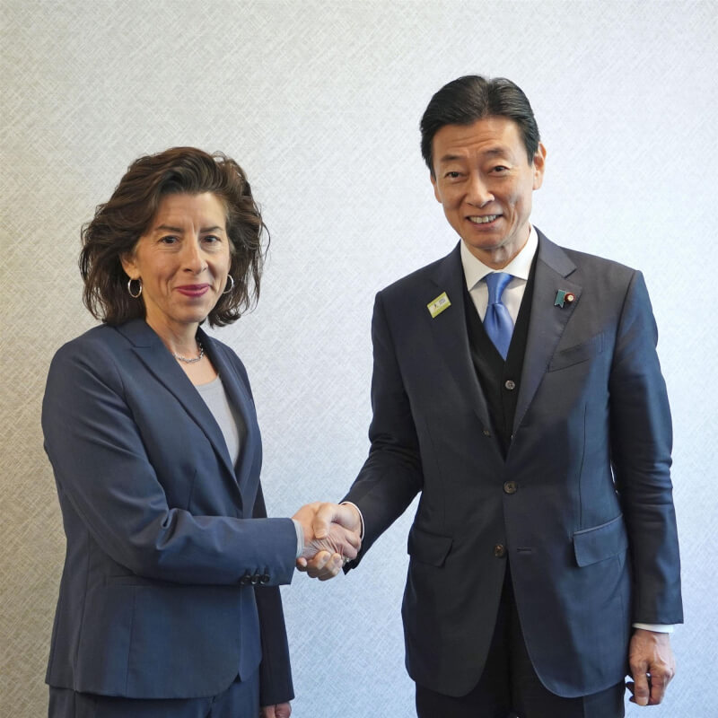 美國商務部長雷蒙多（左）和日本經濟產業大臣西村康稔會晤後發表聯合聲明，將深化在先進半導體及其他技術研發方面的合作。（共同社）