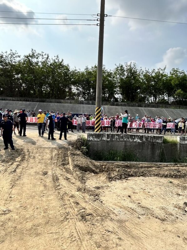 台南市後壁區正興建一處養雞場，除引發當地居民抗議，也被查出回填營建廢棄土石方，市府將依法開罰，並廢止容許使用同意書及建築執照。（台南市政府提供）中央社記者張榮祥台南傳真  112年5月27日