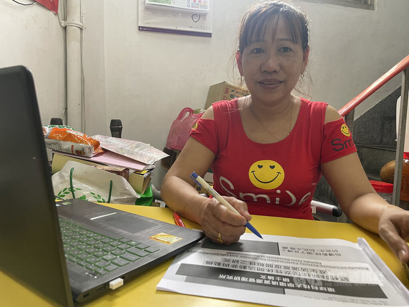 從越南嫁來雲林縣多年的阮氏水雪（圖），來台時為了融入新生活，向家人提起要到國小學習注音，遭婆婆反對；但她撐過白天照顧生病的丈夫，也因喜愛讀書不斷進修，目前攻讀環球科技大學碩士班。中央社記者姜宜菁攝 112年5月28日