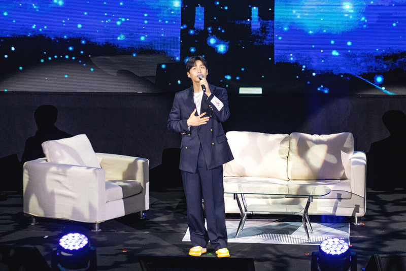 演而優則唱的南韓藝人金宣虎27日晚間在台北舉辦見面會,一開場就獻唱歌曲「每個日子,每個瞬間」,並以中文向粉絲問候:「大家好,我很開心、很想你們。」(D-SHOW提供)中央社記者葉冠吟傳真 112年5月28日