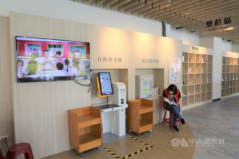 嘉義縣立圖書館28日嶄新開館,全面智慧化,每本書都植入晶片,民眾可用手機下載借書軟體借書,或使用館內自助借書機。中央社記者蔡智明攝 112年5月28日