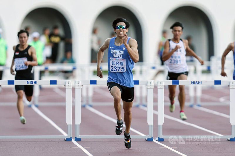 台灣國際田徑公開賽28日進行男子400公尺跨欄決賽，由亞運培訓隊好手彭名揚（前中）摘下金牌。他賽後受訪表示，目標是在杭州亞運締造個人生涯最佳成績，並拿下獎牌。中央社記者裴禛攝　112年5月28日