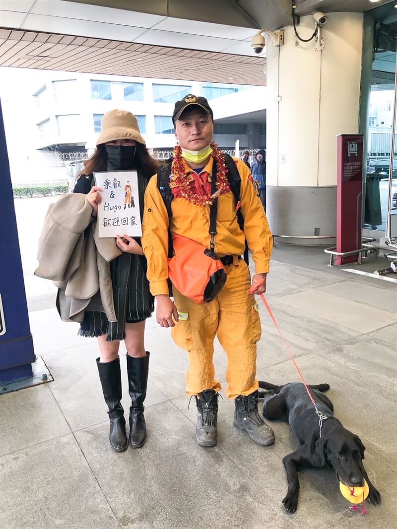 台北市搜救隊領犬員葉秉叡(右)偕搜救犬Hugo到土耳其救災,牠一度誤食災區中的狗狗禁忌食品巧克力,幸經隨行獸醫師協助檢查後無礙,讓心急如焚的葉秉叡吃下定心丸;圖為結束救災任務後,葉秉叡女友(左)開心迎接。(台北市搜救隊領犬員葉秉叡提供)中央社記者黃麗芸傳真 112年5月28日