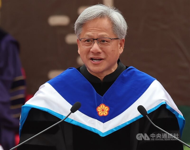 圖為輝達執行長黃仁勳27日赴台灣大學畢業典禮演講。中央社記者張新偉攝 112年5月27日