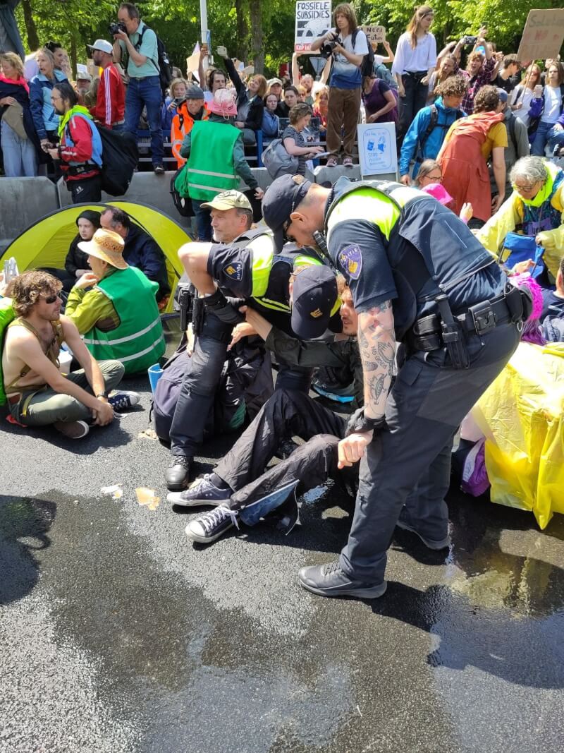 荷蘭警方表示，跨國環保團體「反抗滅絕」27日在海牙發動示威，共有1500多人被捕。（圖取自twitter.com/NLRebellion）