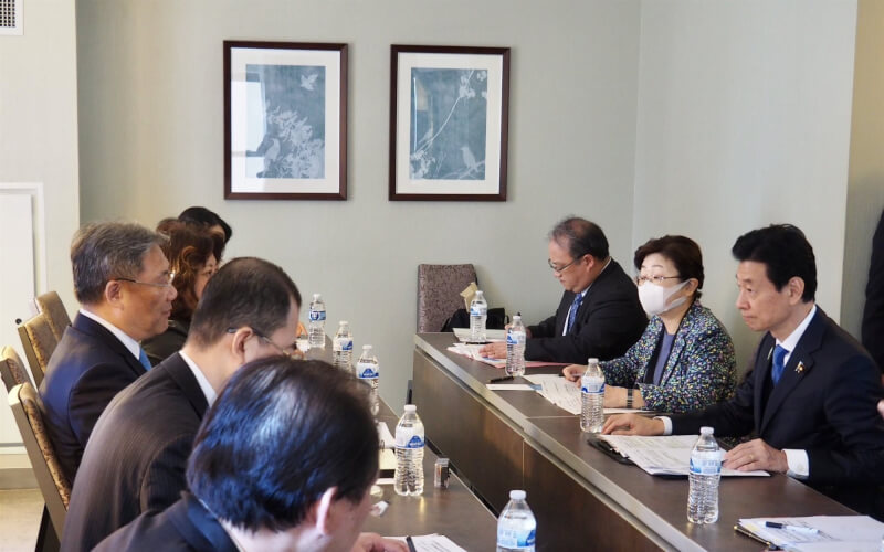 日本經濟產業大臣西村康稔（右1）27日表示，日前與中國商務部長王文濤（左3）會面時要求，盡快釋放因涉嫌違反中國「反間諜法」被拘留的安斯泰來製藥日本高階主管。（圖取自twitter.com/meti_NIPPON）