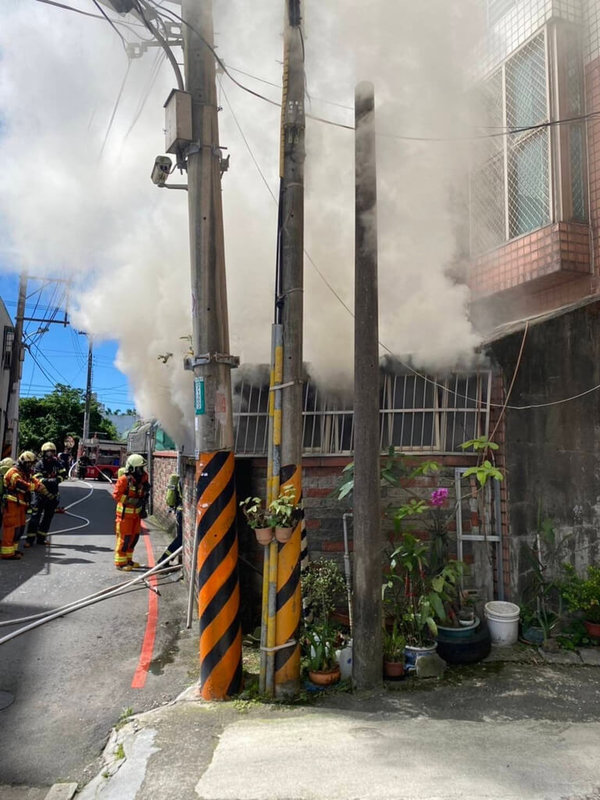 桃園市政府消防局28日上午接獲報案，指桃園區三元街發生住宅火警，現場冒出大量濃煙，消防人員緊急引導各樓層住戶逃生，所幸無人傷亡。（桃園市政府消防局提供）中央社記者吳睿騏傳真  112年5月28日