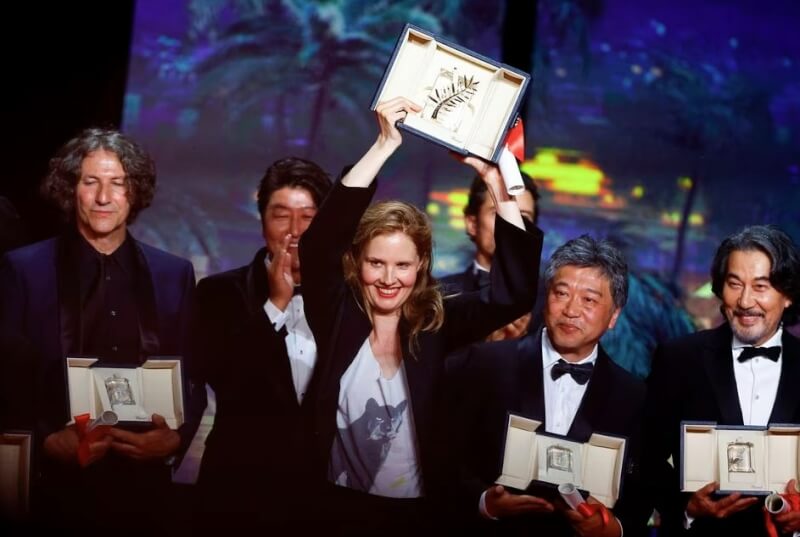 法國導演潔絲汀楚特（前左1）憑藉「死因的剖析」，成為史上第3位獲得法國坎城影展最高榮譽「金棕櫚獎」的女性。（路透社）