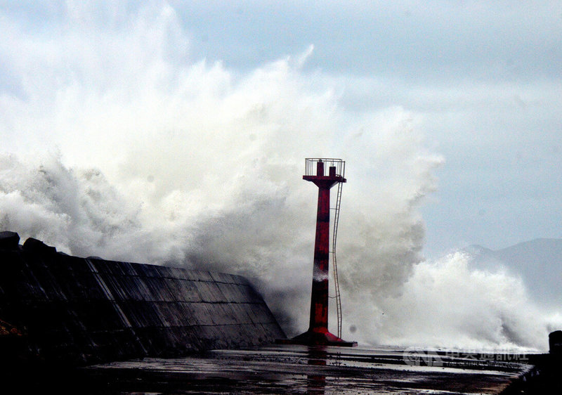 受颱風瑪娃外圍環流影響，台東大武漁港內29日可見海浪打上堤防，雖然尚未發布海上颱風警報，警消還是提醒民眾，為了安全起見，切勿到海邊戲水及觀浪。中央社記者盧太城攝  112年5月29日