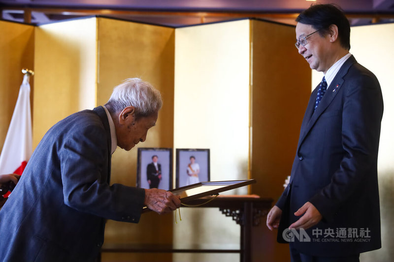 因長年致力推廣台日漆藝交流，高齡百歲漆藝家王清霜（左）29日獲日本台灣交流協會台北事務所代表泉裕泰（右）頒贈「旭日雙光章」。中央社記者游凱翔攝  112年5月29日