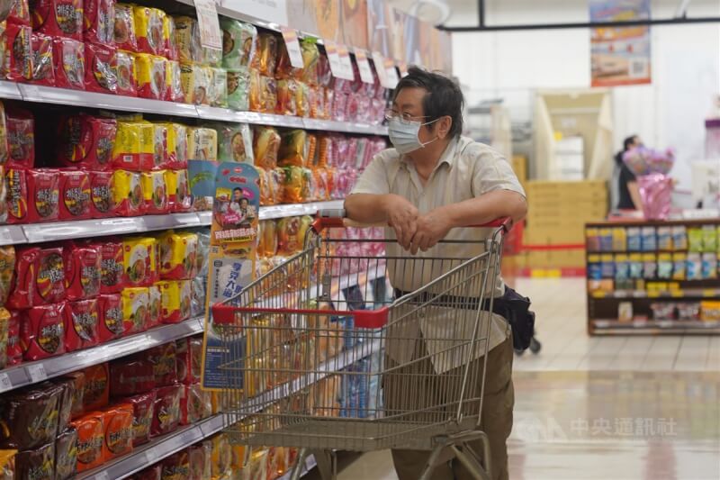 5月消費者信心指數（CCI）總指數為63.67點，月增0.49點。圖為民眾在台北市中山區一家賣場逛街消費。（中央社檔案照片）