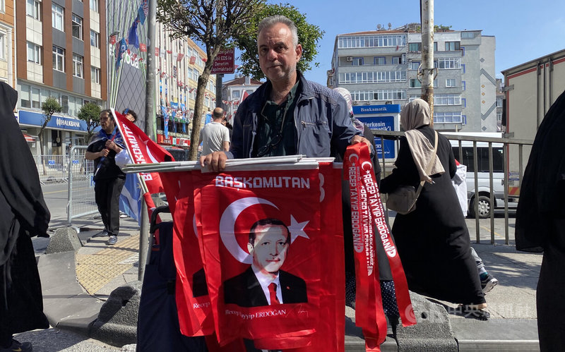 分析認為，土耳其總統艾爾段勝選後將加大力道對反對派施壓，下一個目標是於2024年的地方選舉中「收復」2019年輸掉的伊斯坦堡及首都安卡拉。圖為販售艾爾段競選旗幟的小販。攝於5月27日。中央社記者鍾佑貞伊斯坦堡攝 112年5月29日