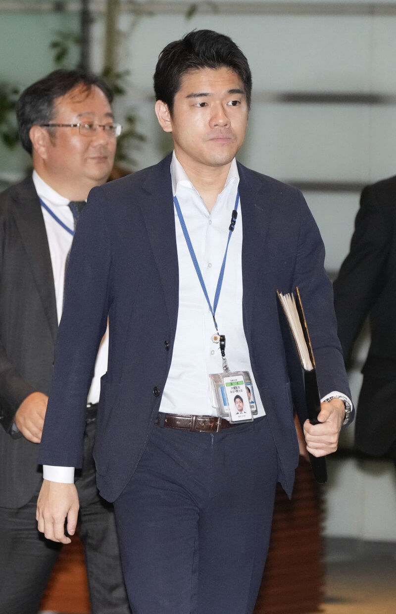 日本首相岸田文雄32歲長子岸田翔太郎（前）將於6月1日辭去秘書官職務。（共同社）