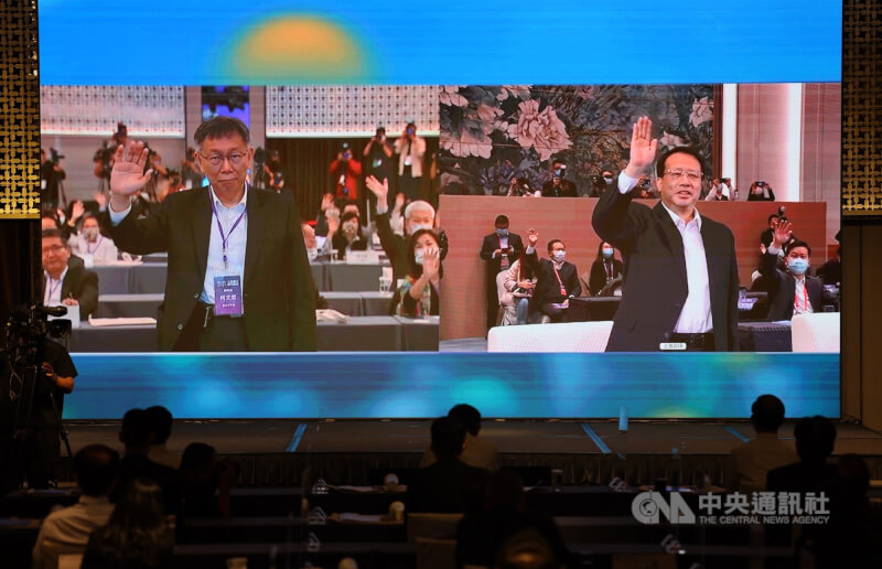 圖為去年7月舉行台北上海城市論壇，時任台北市長柯文哲（左）與上海市長龔正（右）透過視訊揮手致意。（中央社檔案照片）