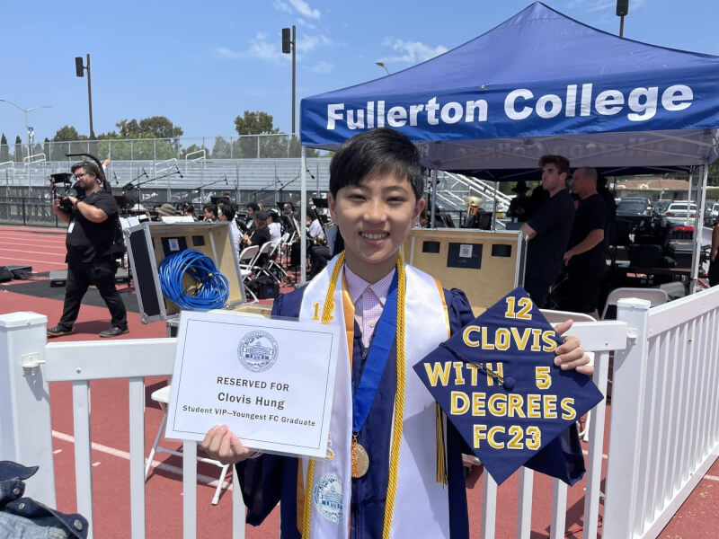 12歲華裔男童洪昊康（前）本月從美國加州富勒頓學院畢業，一次獲得5個學位。（圖取自facebook.com/hung.clovis）