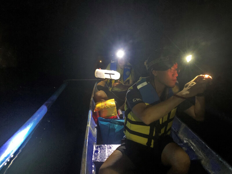 研究团队乘坐小船进入地下河洞穴。（图取自中山大学网页nsysu.edu.tw）