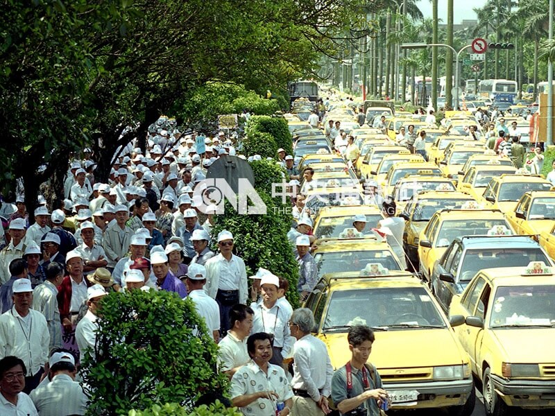 全民計程車司機聯詛會發動計程車包圍立法院。（中央社檔案照片）