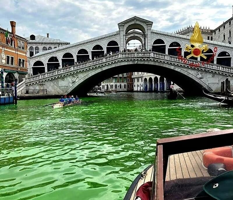 義大利威尼斯大運河部分河段28日被染成一片螢光綠。（Vigili del Fuoco/Handout via 路透社）