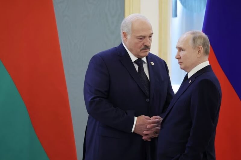 圖為白俄總統魯卡申柯（左）4月6日與俄羅斯總統蒲亭（右）會面。（Sputnik/Mikhail Klimentyev/Kremlin via 路透社）