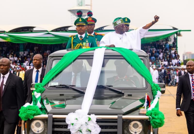 奈及利亞政壇長青樹提努布（揮手者）29日就任總統。（圖取自twitter.com/officialABAT）