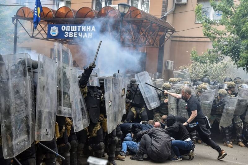 北約維和部隊29日在科索沃茲韋錢鎮與塞爾維亞示威者爆衝突。（路透社）